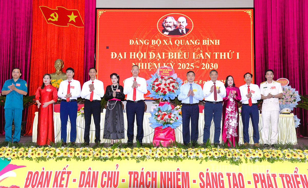 Phó Bí thư Tỉnh ủy, Chủ tịch Ủy ban Mặt trận Tổ quốc tỉnh Ma Thế Hồng và các đồng chí lãnh đạo tỉnh tặng hoa chúc mừng Đại hội.