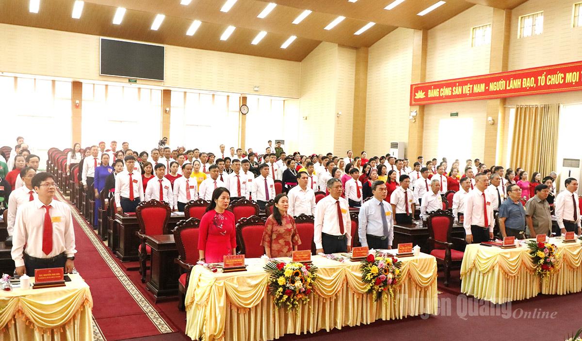 Các đại biểu thực hiện nghi lễ chào Cờ tại Đại hội.