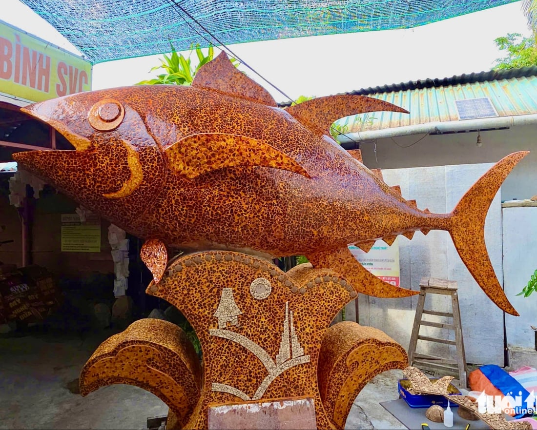 Cá ngừ đại dương 'khủng' làm từ gáo dừa - Ảnh 1.