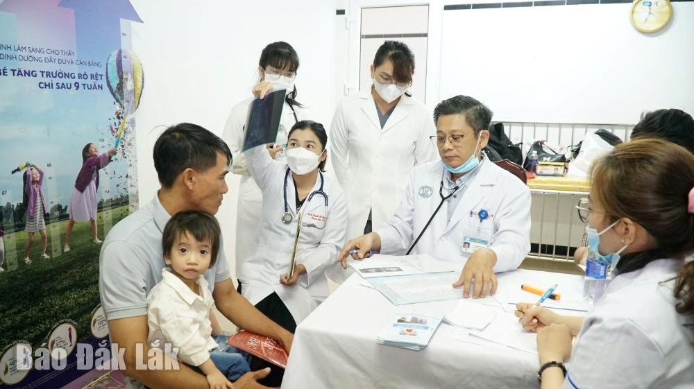 Khám tầm soát mổ tim miễn phí cho trẻ tại Bệnh viện Đa khoa vùng Tây Nguyên.