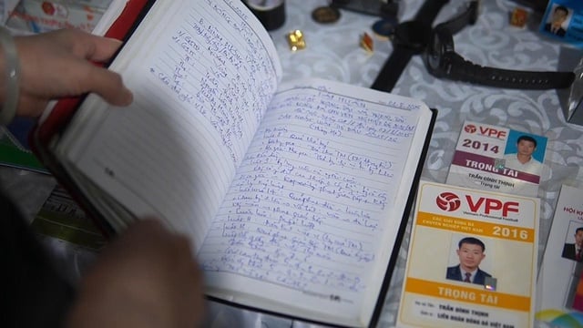 Nghẹn lòng nhìn kỷ vật của trọng tài Trần Đình Thịnh: Cuốn sổ dày từ nay đóng lại…- Ảnh 1.