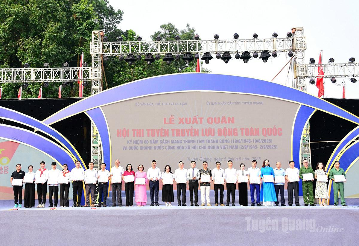 Các đại biểu trao sơ đồ hành quân cho các đoàn tham gia Lễ xuất quân.