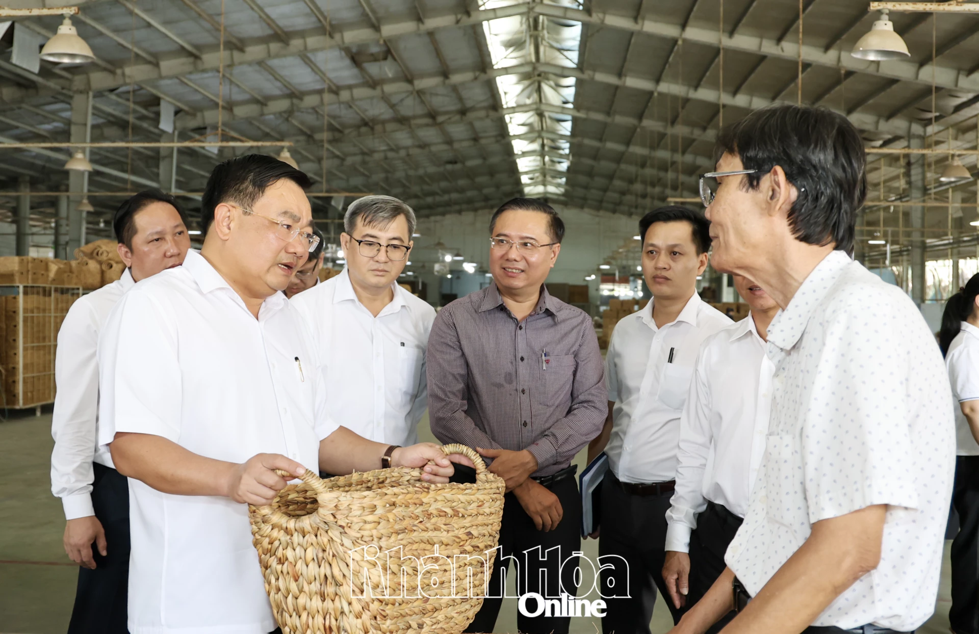 Phó Chủ tịch UBND tỉnh Trịnh Minh Hoàng tìm hiểu, trao đổi tại khu vực sản xuất của HTX 
