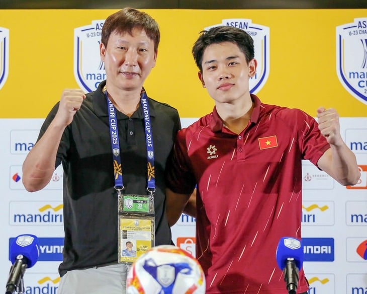 HLV Kim Sang Sik - Ảnh 1.