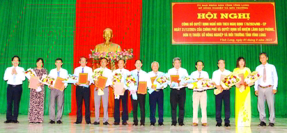Trao quyết định và tặng hoa cho các đồng chí nghỉ hưu. 
