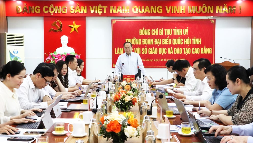 Bí thư Tỉnh ủy Quản Minh Cường làm việc với Sở Giáo dục và Đào tạo.