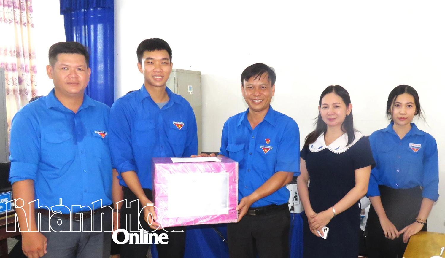 Ông Huỳnh Hữu Phúc - Tỉnh ủy viên, Phó Chủ tịch UBMTTQ Việt Nam tỉnh, Bí thư Tỉnh đoàn Khánh Hòa tặng quà cho đoàn viên, thanh niên xã Vạn Thắng.