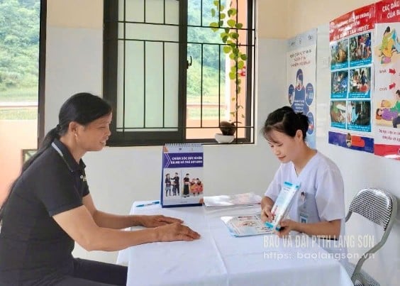 Cán bộ Trạm y tế xã Khánh Khê tư vấn hướng dẫn phụ nữ nuôi con bằng sữa mẹ