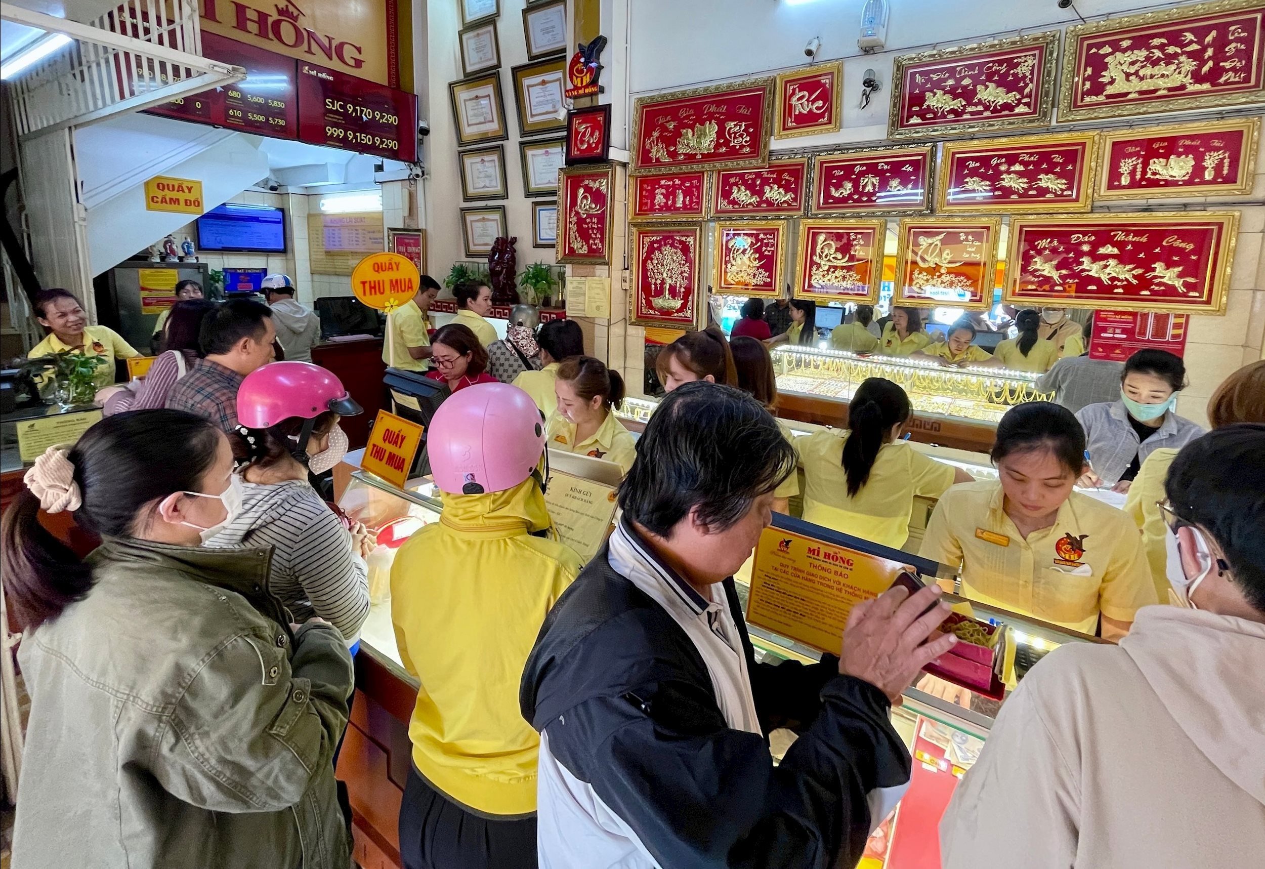 Giá vàng chiều nay 5/8/2025: Giá vàng tăng mạnh sát kỷ lục