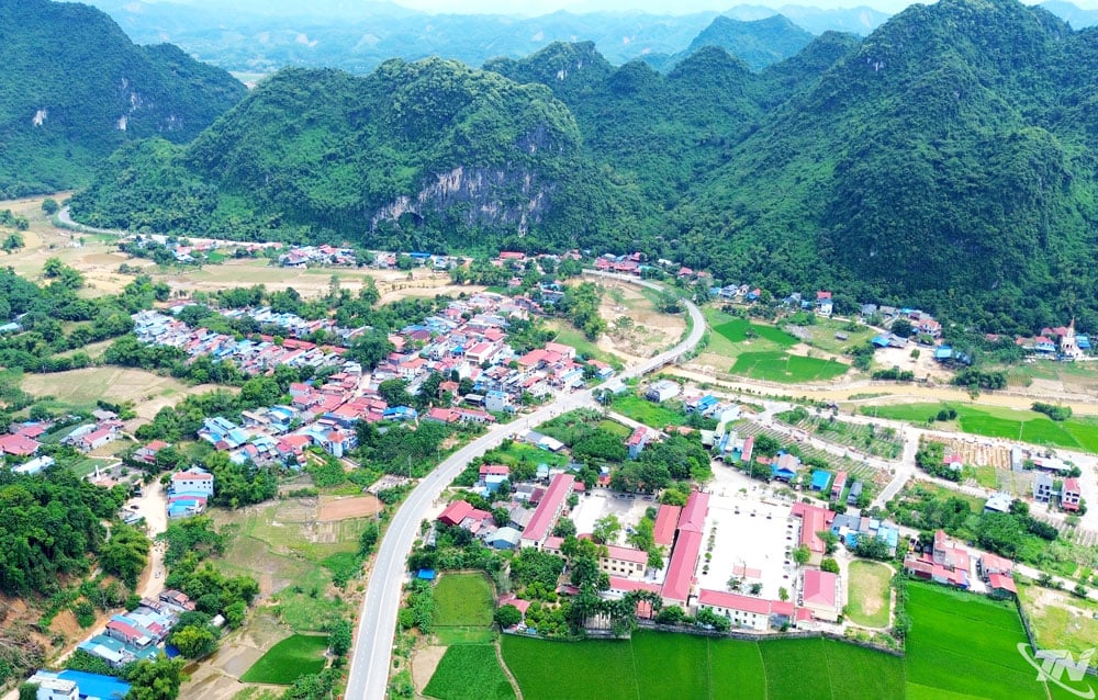 Chương trình mục tiêu Quốc gia phát triển kinh tế - xã hội vùng đồng bào dân tộc thiểu số và miền núi góp phần hỗ trợ các xã vùng cao phía Bắc của tỉnh phát triển kết cấu hạ tầng, nâng cao đời sống nhân dân (ảnh chụp tại xã Định Hóa).