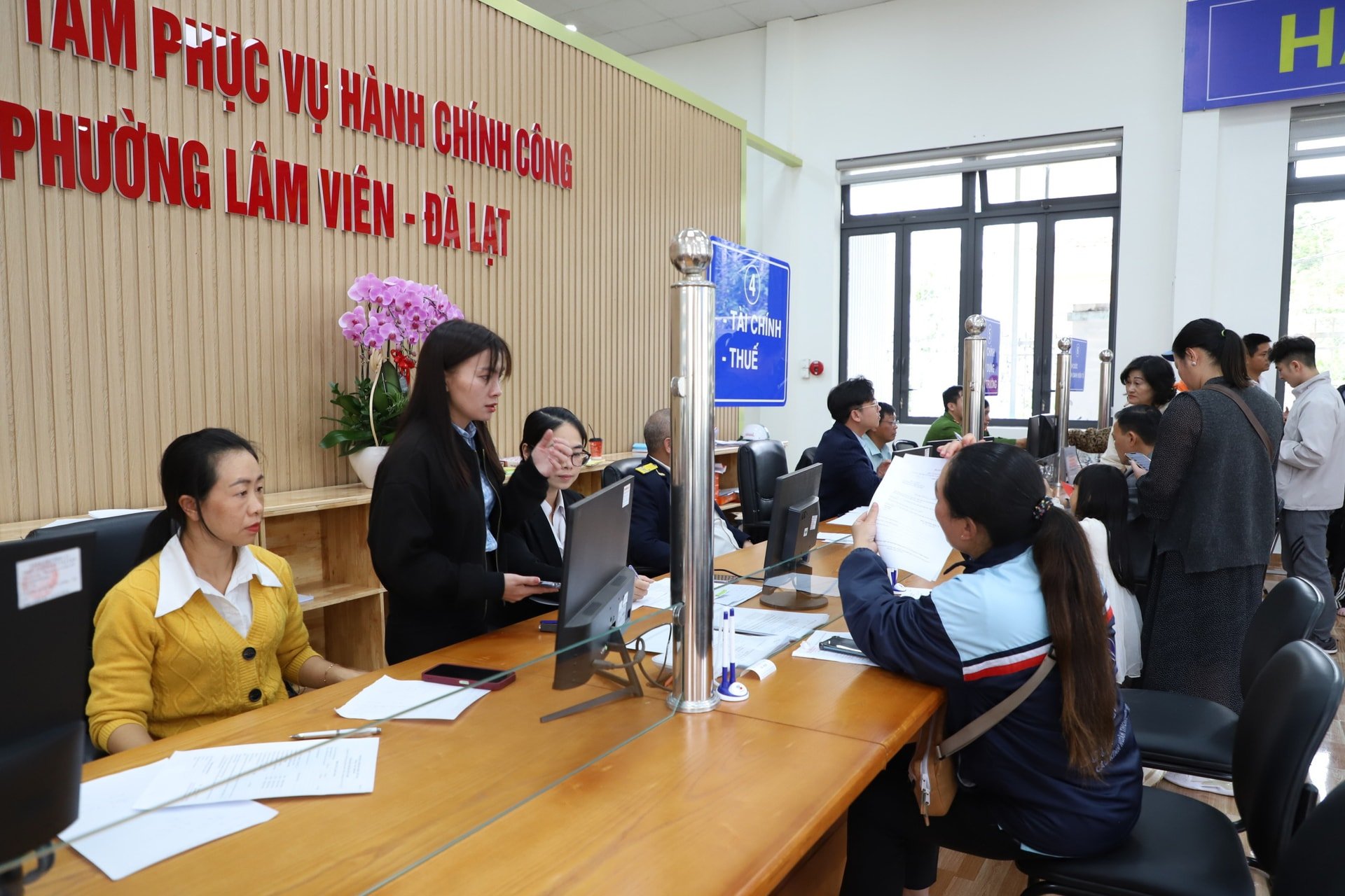 Người dân được hướng dẫn làm thủ tục hành chính tại Trung tâm Phục vụ hành chính công phường Lâm Viên - Đà Lạt