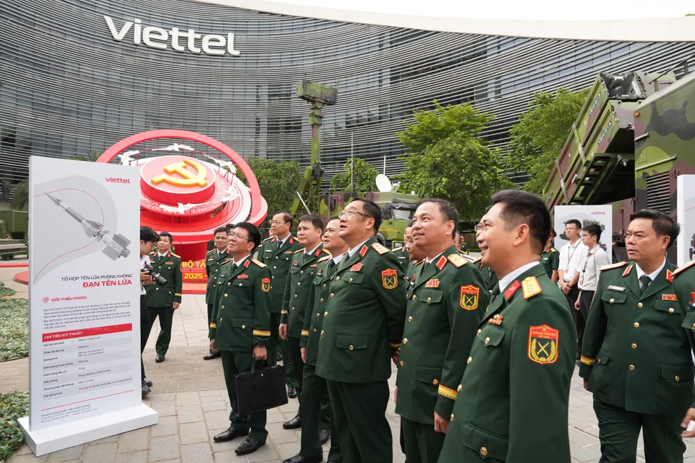 Le Président a rendu visite à Viettel au Congrès.jpg