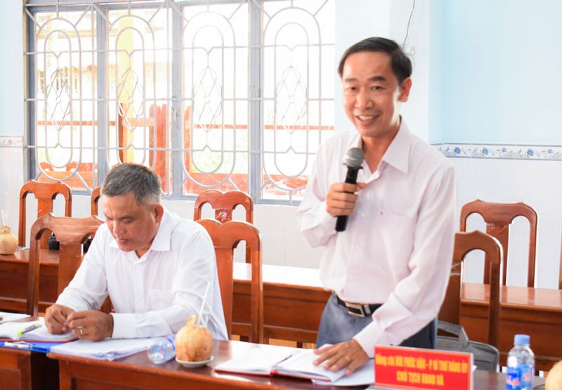 Le représentant du chef du comité populaire de la commune de Phu Thuan a fait son rapport lors de la réunion.