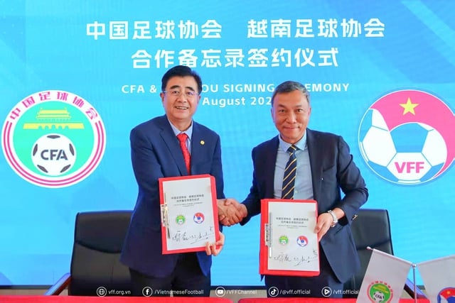 Chủ tịch VFF và CFA ký kết ghi nhớ hợp tác: Bóng đá Việt Nam, Trung Quốc cùng phát triển- Ảnh 1.
