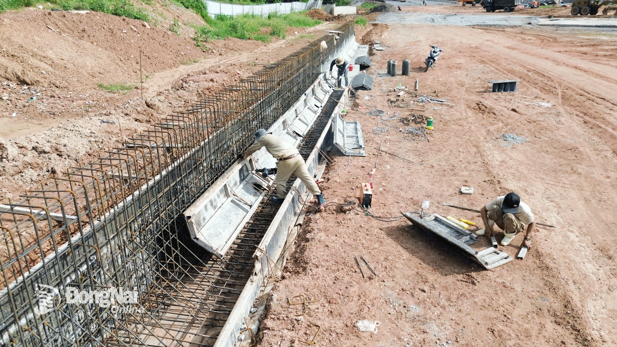 Mới đây, Ban Quản lý dự án đầu tư xây dựng tỉnh Đồng Nai chỉ rõ nhiều nhà thầu chưa đáp ứng yêu cầu tiến độ. Các công tác bị chậm gồm: đắp nền đường, xử lý nền đất yếu; huy động vật liệu; thi công cầu và đúc dầm… Ảnh: Minh Tài