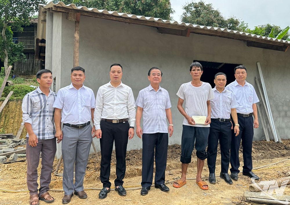 ក្រុមការងារចុះមកជួយគ្រួសារលោក Ngo Hai Quan ភូមិ Ban Buoc ឃុំ Xuan Duong។
