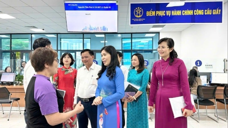 Lãnh đạo phường Cầu Giấy trò chuyện với người dân đến làm thủ tục hành chính (ảnh: Hà Phong).