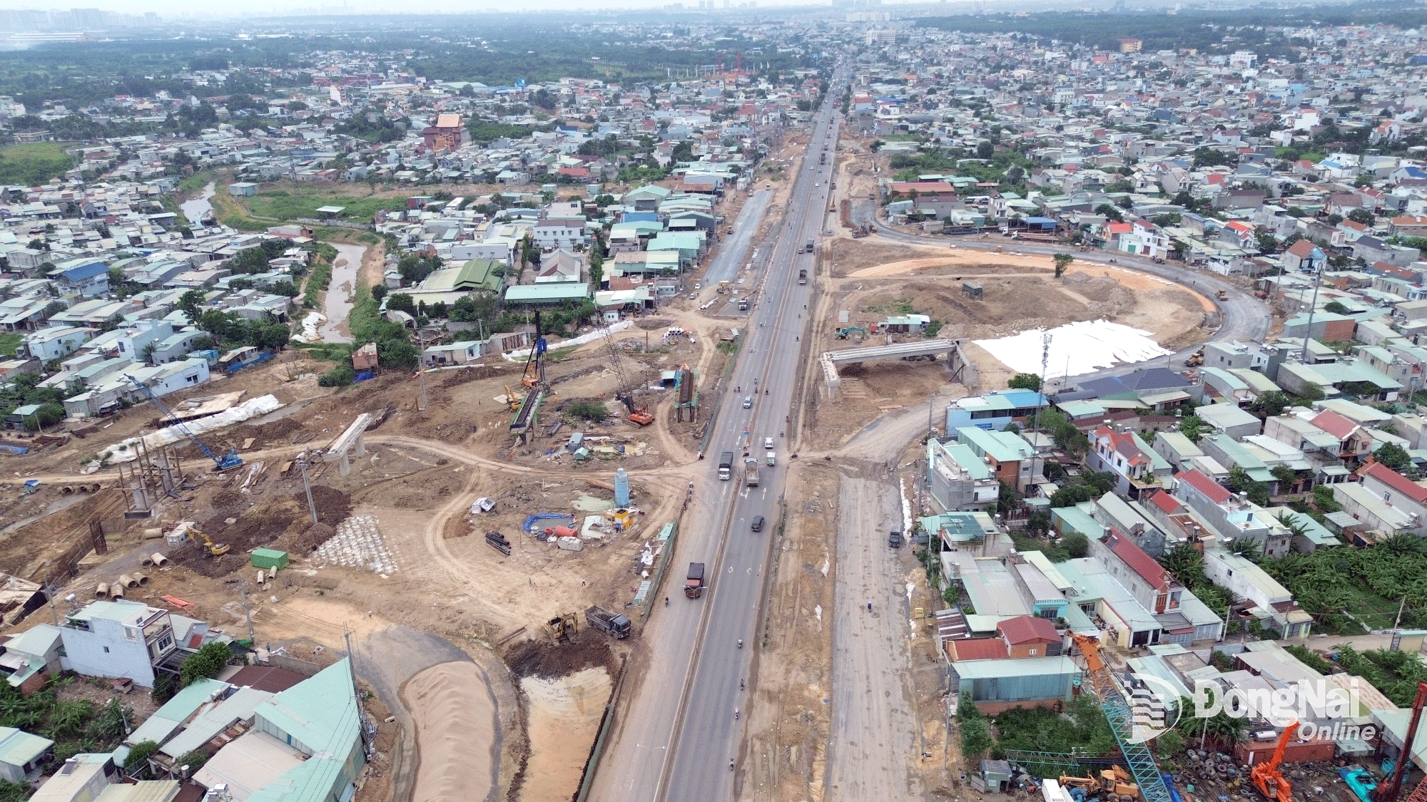 Trong đó, gói thầu XL 18 (từ Km0+000-Km6+200) đang tổ chức 18 mũi thi công, sản lượng đạt 414,4/1.261 tỷ đồng (đạt 32,85%). Ảnh: Minh Tài