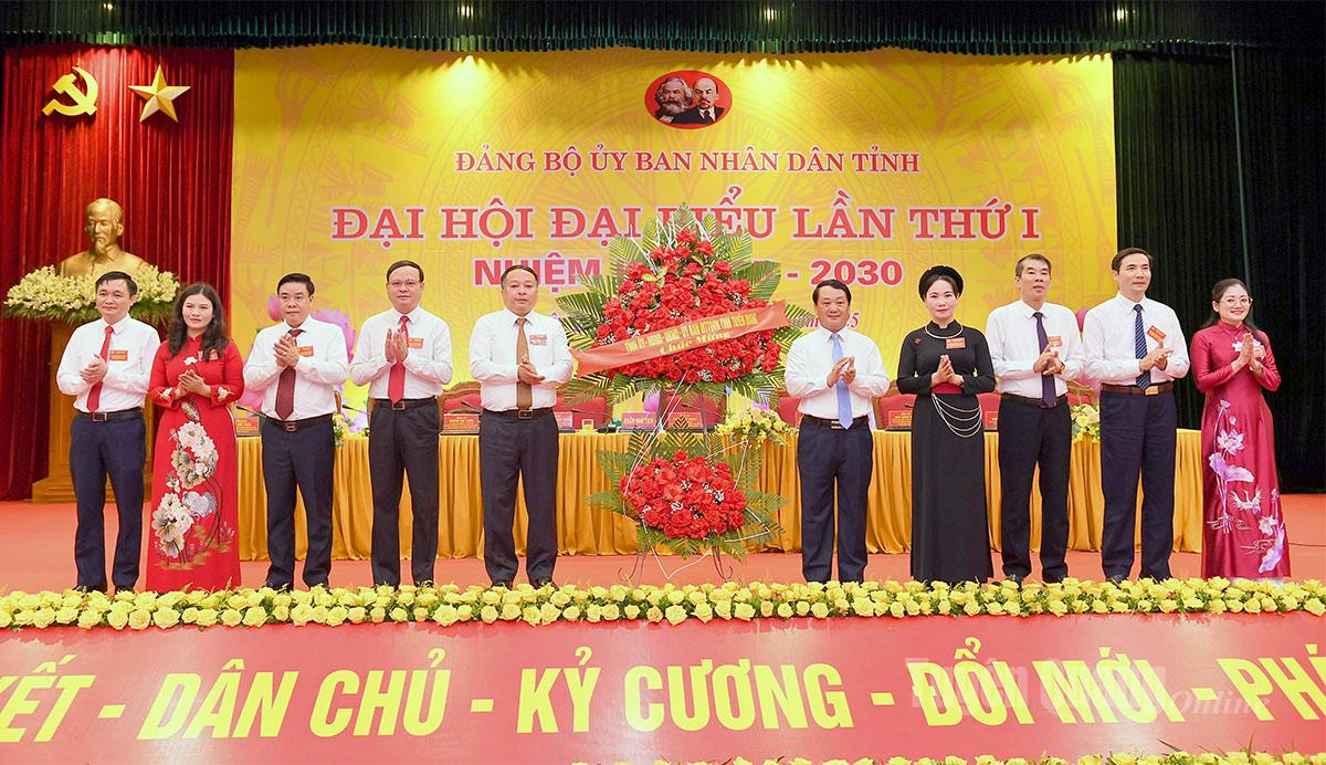 Đồng chí Bí thư Tỉnh ủy Hầu A Lềnh tặng hoa chúc mừng đại hội