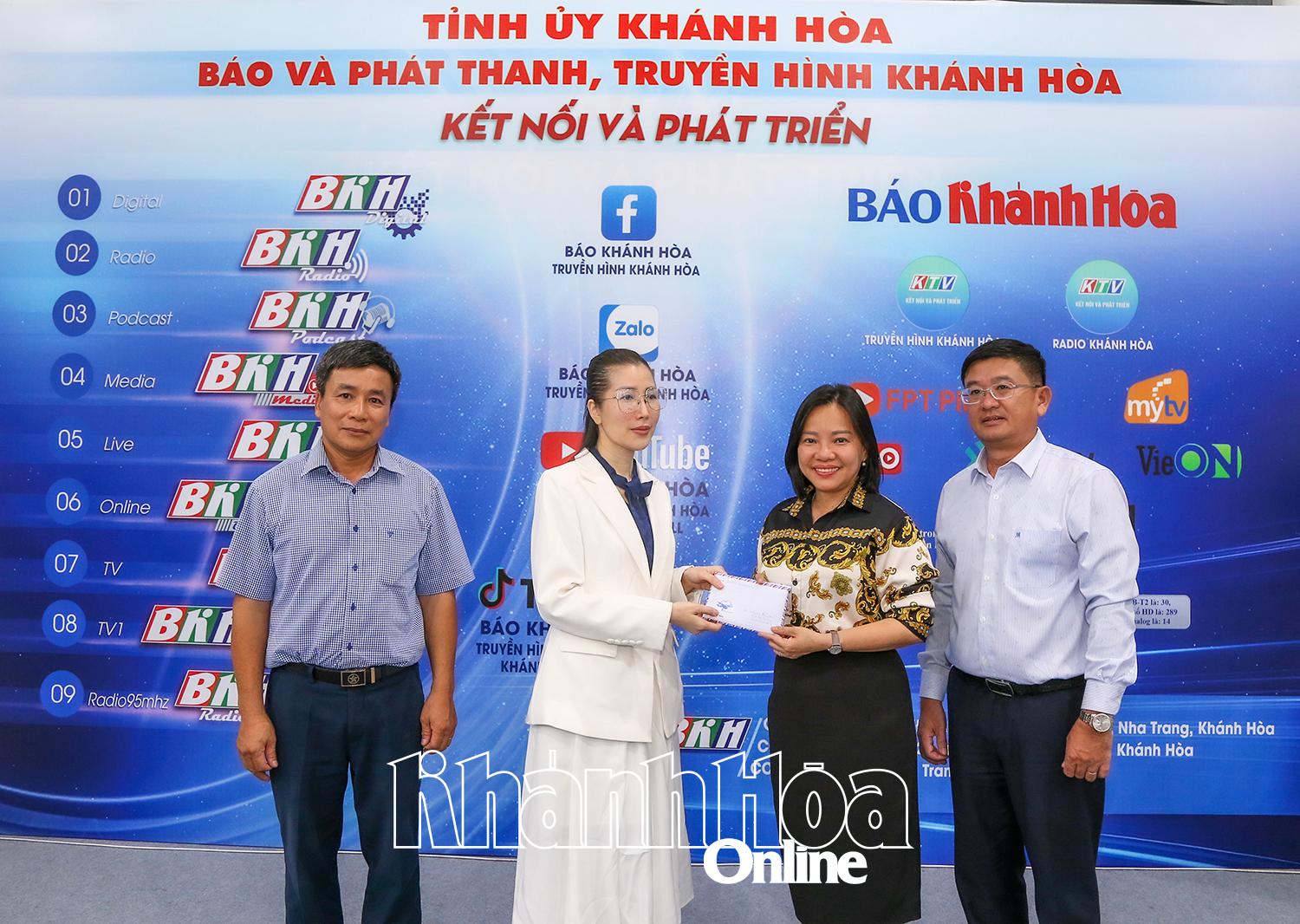 Lãnh đạo Báo và Phát thanh, Truyền hình Khánh Hòa tiếp nhận số tiền ủng hộ từ Doanh nghiệp Tư nhân Thanh Hải