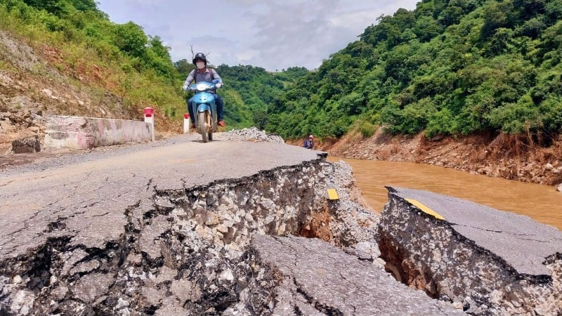 Vehicles moving dangerously through landslides.