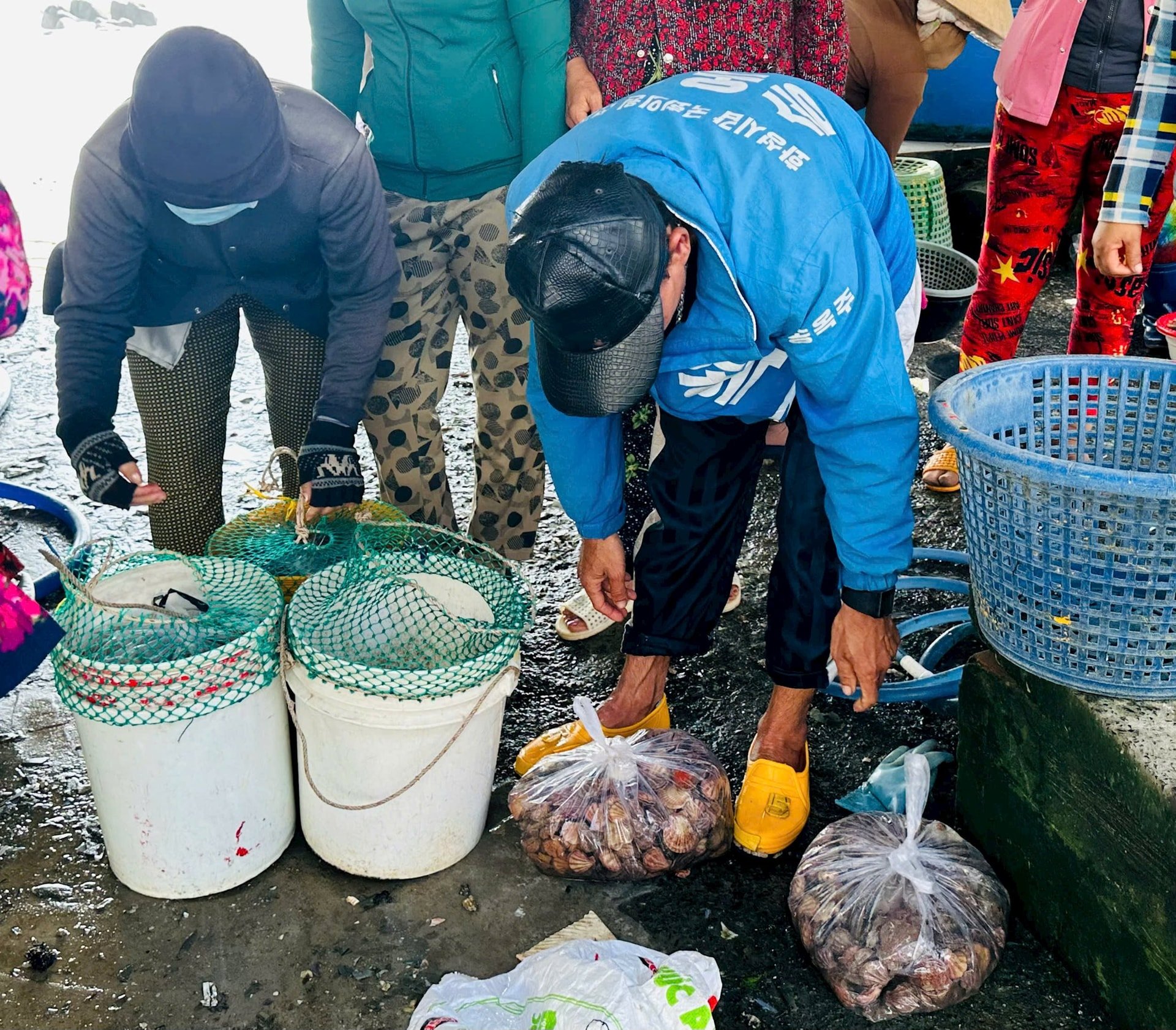 Ngư dân lặn và thành phẩm khi lên bờ