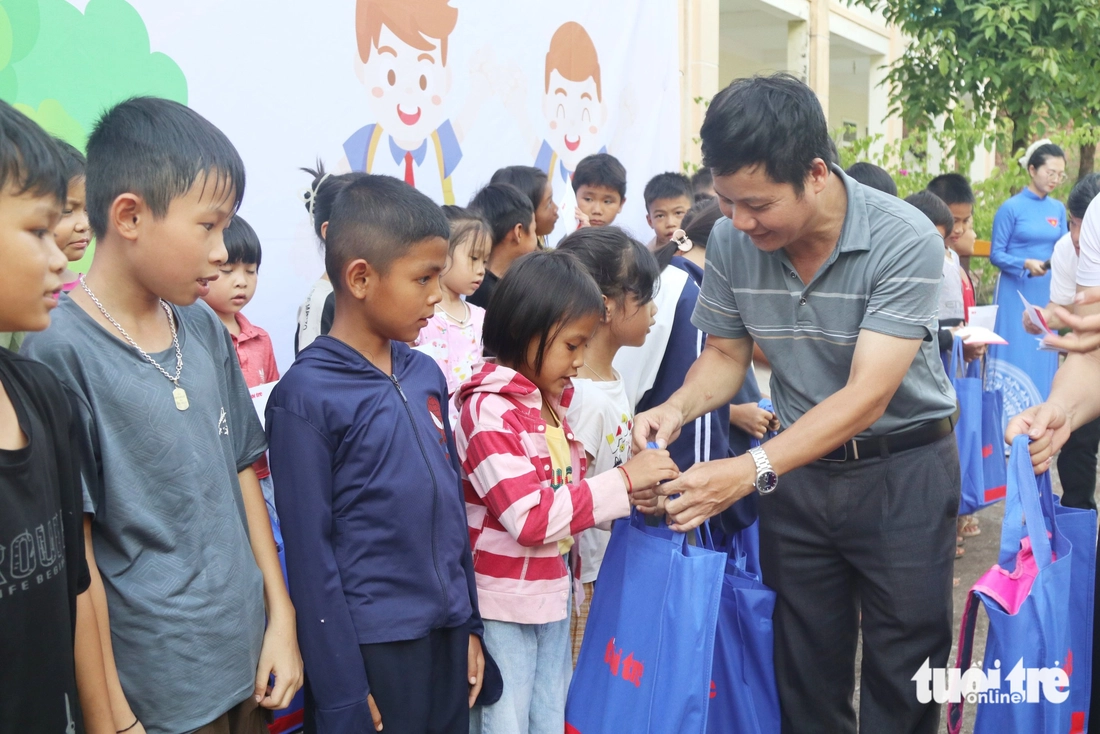 Ngăn dòng học sinh vùng lũ Nghệ An bỏ học - Ảnh 7.