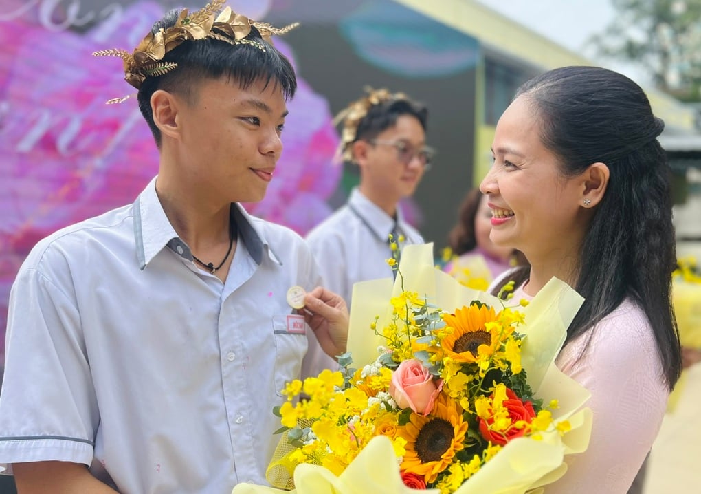 Sinh viên nhận cả trăm triệu và điểm chuẩn ngành sư phạm “nóng hơn lửa - 4
