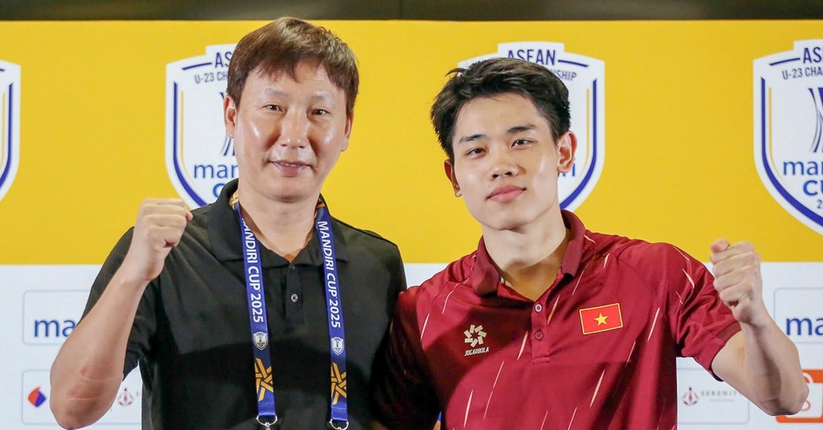 គ្រូ​បង្វឹក Kim Sang Sik ភ្ជាប់​ជាមួយ​កីឡាករ​វៀតណាម​ជាមួយ​យិនស៊ិន និង​គ្រឿង​សម្អាង