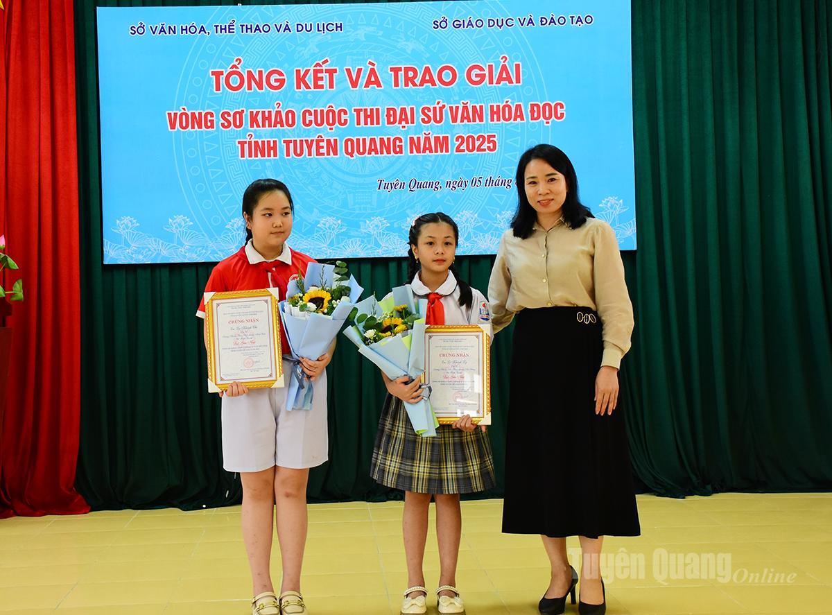 Lãnh đạo Ban Tuyên giáo và Dân vận Tỉnh uỷ trao giải cho các em đạt giải tại cuộc thi.