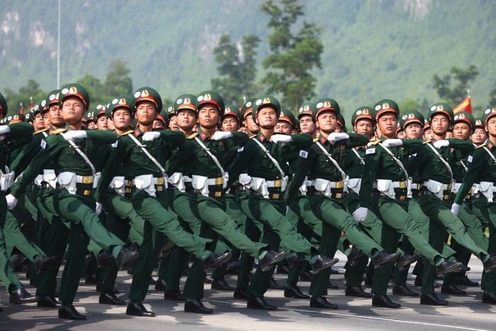 Mãn nhãn với hình ảnh các chiến sĩ diễu binh, diễu hành với những bước chân đều tăm tắp.