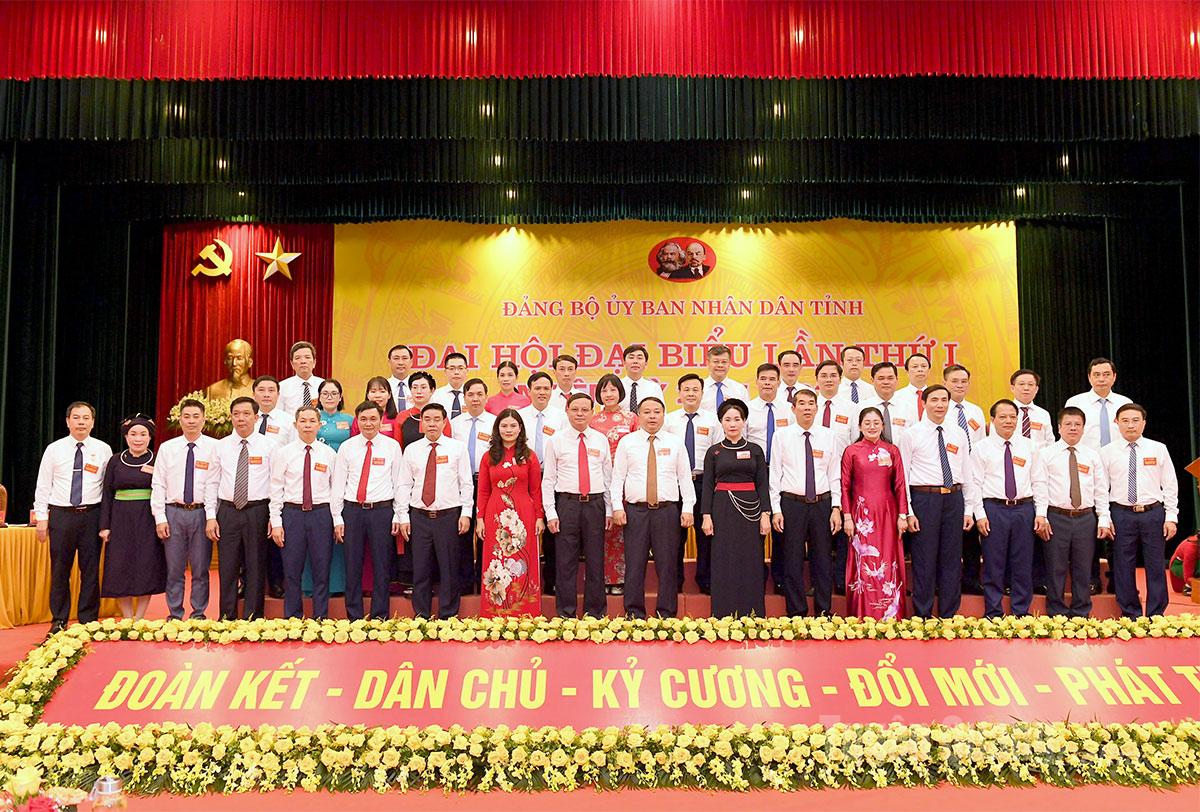 Các đại biểu đi dự Đại hội đại biểu Đảng bộ tỉnh Tuyên Quang lần thứ XVIII ra mắt đại hội.
