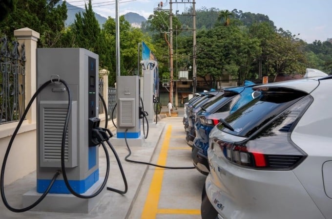 Các mẫu xe điện tại một trạm sạc ở Đà Nẵng.