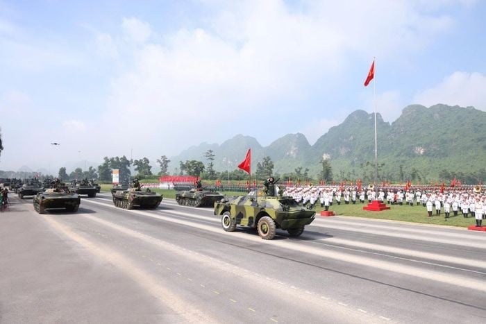 Sau màn diễu binh của các khối đi là khối xe quân sự trên đường hành tiến.