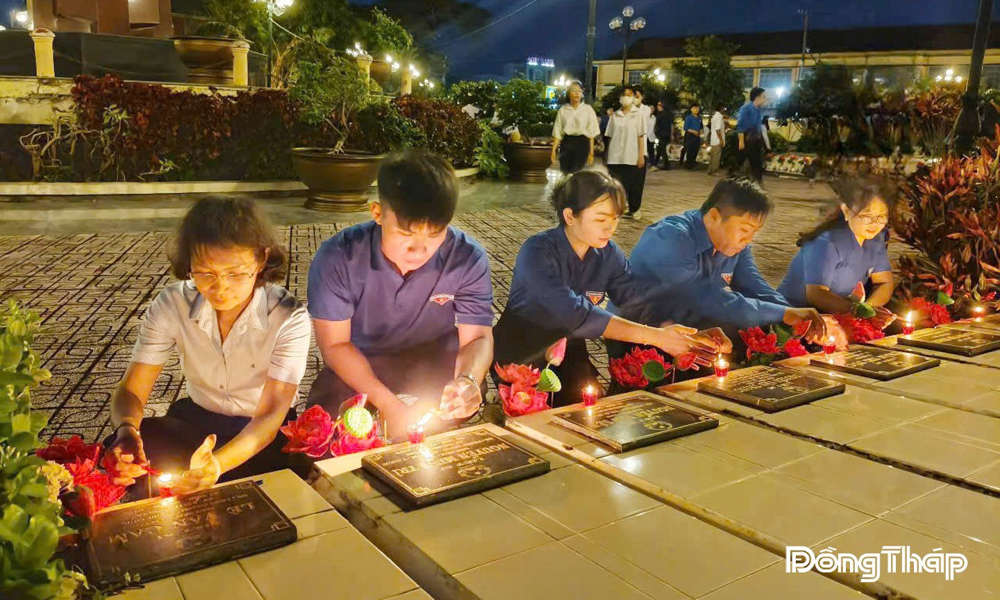 Đoàn viên, thanh niên xã Tân Đông tổ chức chăm sóc, dọn vệ sinh nhà bia  liệt sĩ, thắp nến tri ân...