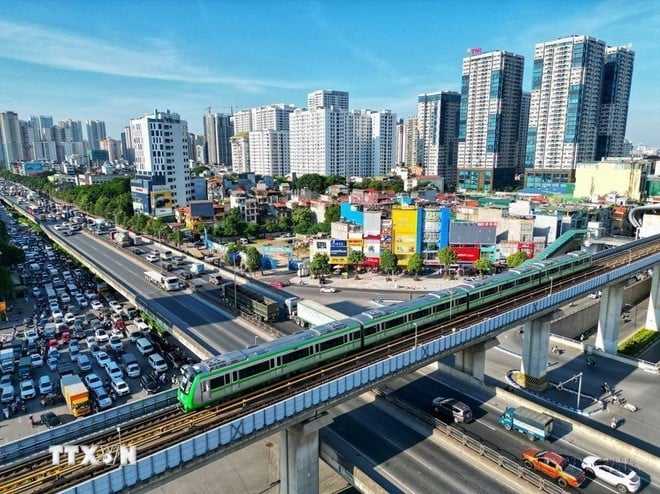 Tuyến đường sắt đô thị Cát Linh-Hà Đông (Hà Nội) - tuyến đường sắt đô thị đầu tiên của cả nước trở thành phương tiện đi lại hằng ngày của đông đảo người dân Thủ đô. (Ảnh: Tuấn Anh/TTXVN)