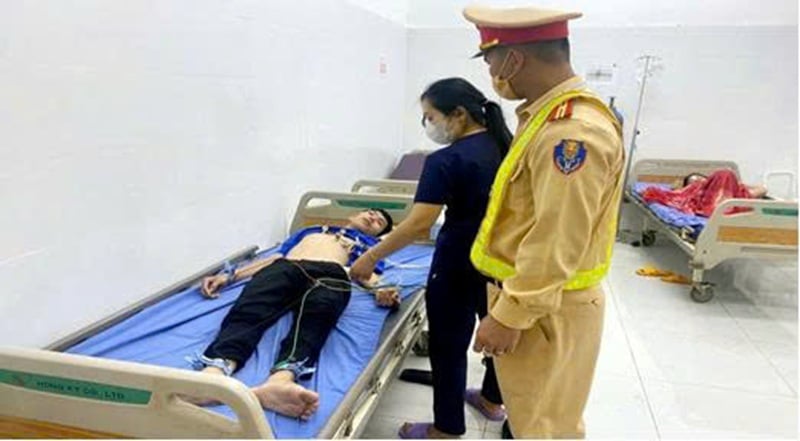 CSGT kịp thời hỗ trợ nam thanh niên đột ngột đau tim giữa đường -0