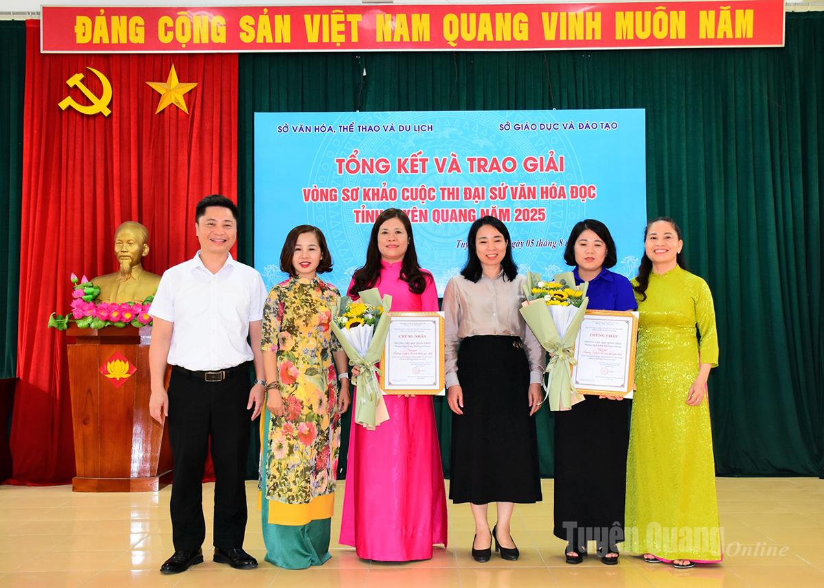 Ban Tổ chức trao giải cho các tập thể trường có số bài dự thi đông nhất và trường có nhiều bài đạt giải nhất.