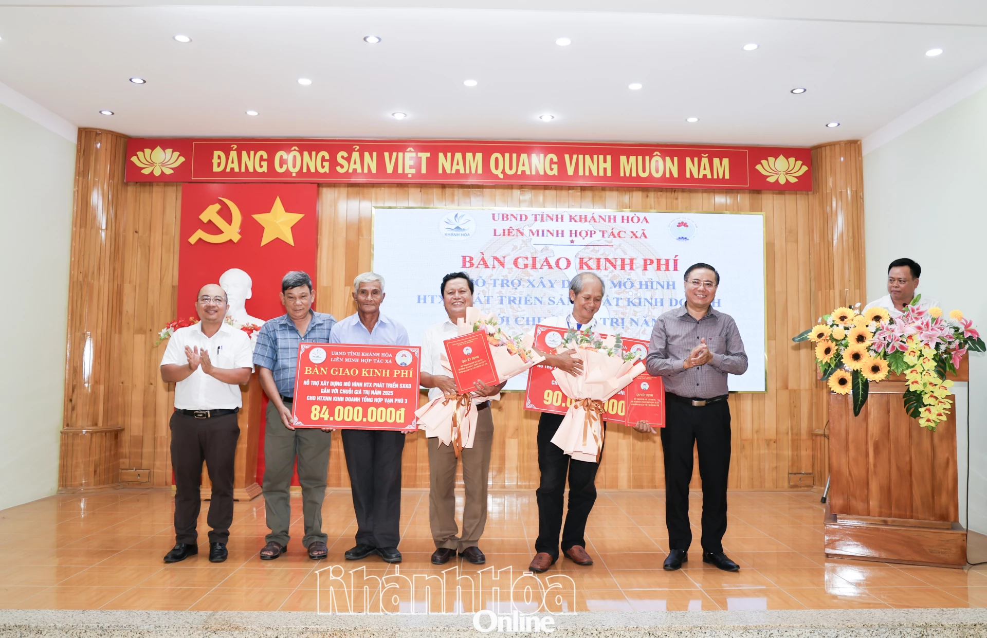 Lãnh đạo Liên minh hợp tác xã tỉnh trao hỗ trợ cho 2 hợp tác xã.