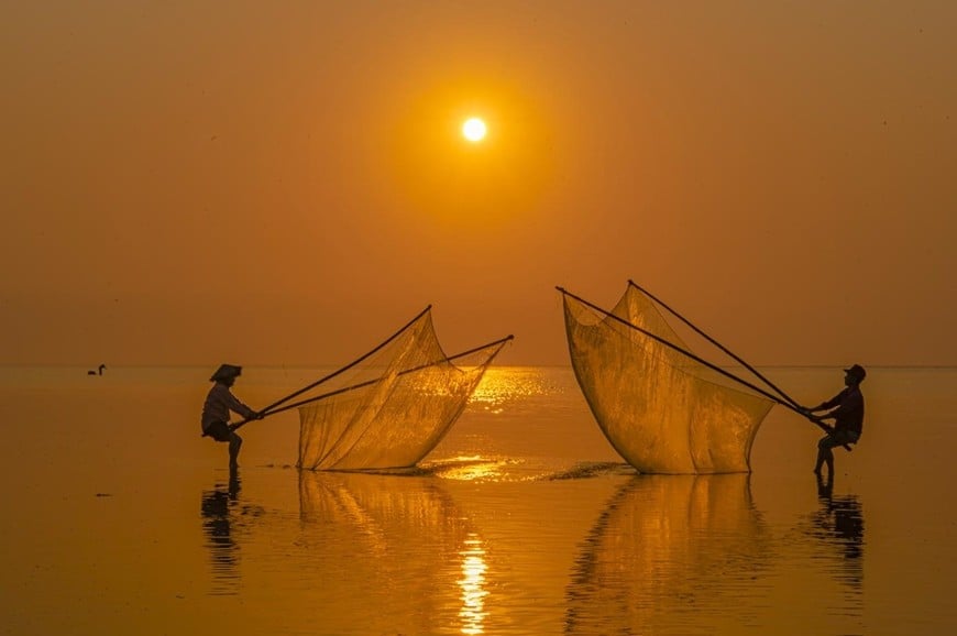 សមុទ្រ Infinity នៅពេលព្រឹកព្រលឹម។