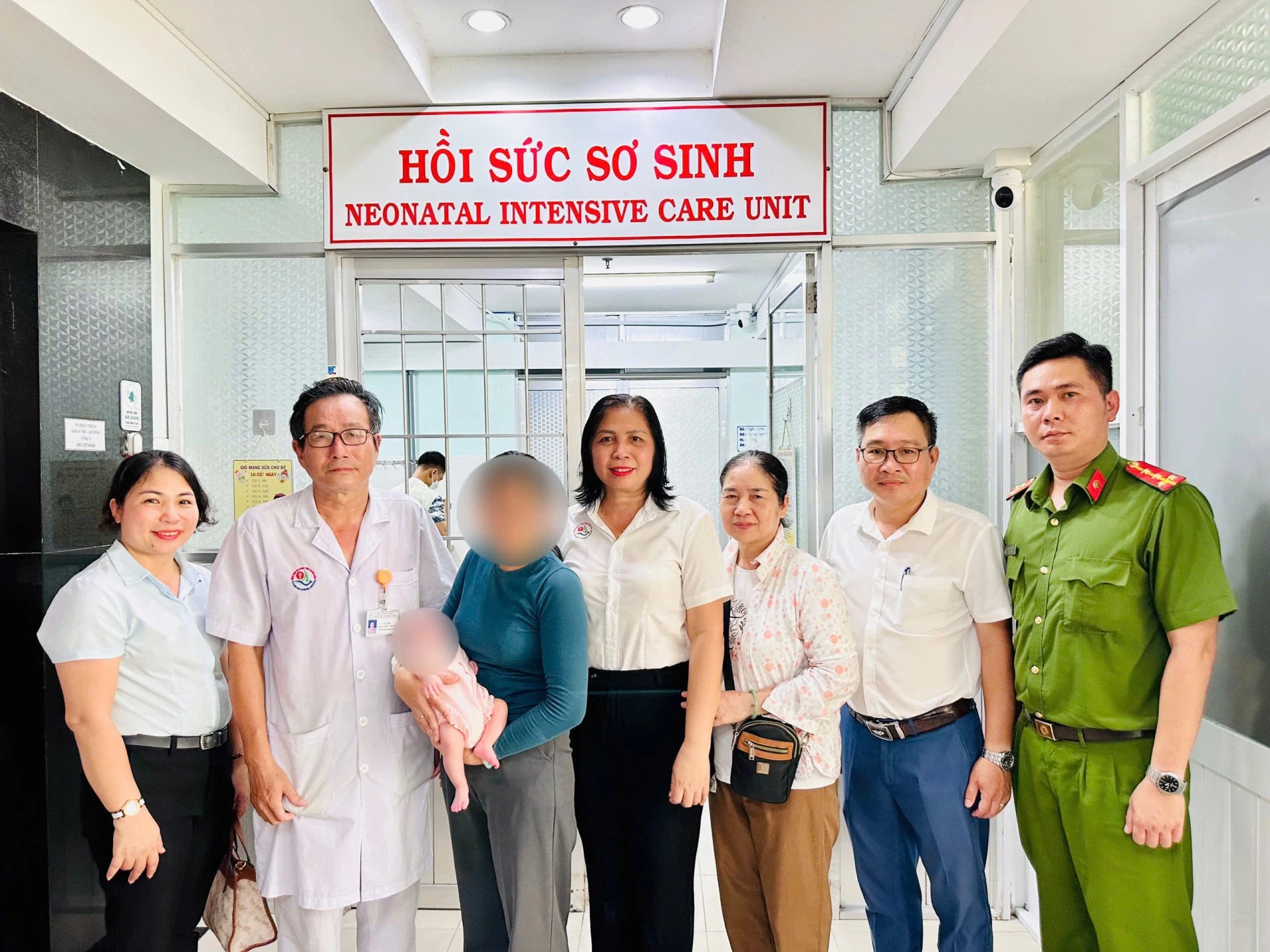Đại diện Bệnh viện Đa khoa Khánh Hoà và chính quyền địa phương bàn giao cháu bé cho gia đình nhận nuôi