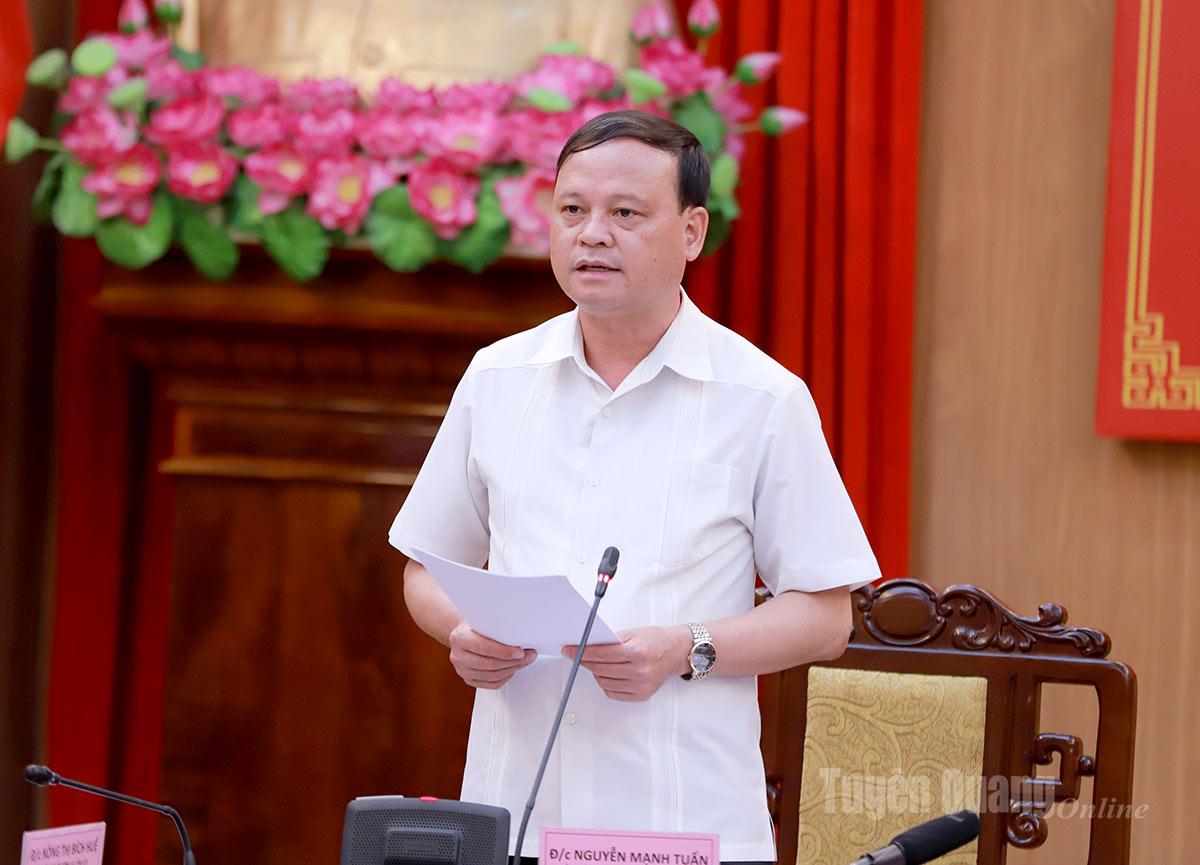 Phó Chủ tịch UBND tỉnh Nguyễn Mạnh Tuấn điều hành phần thảo luận tại phiên họp.