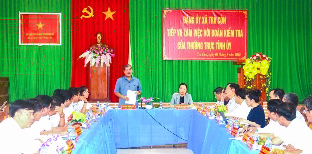 Đoàn công tác làm việc với Đảng ủy xã Trà Côn.