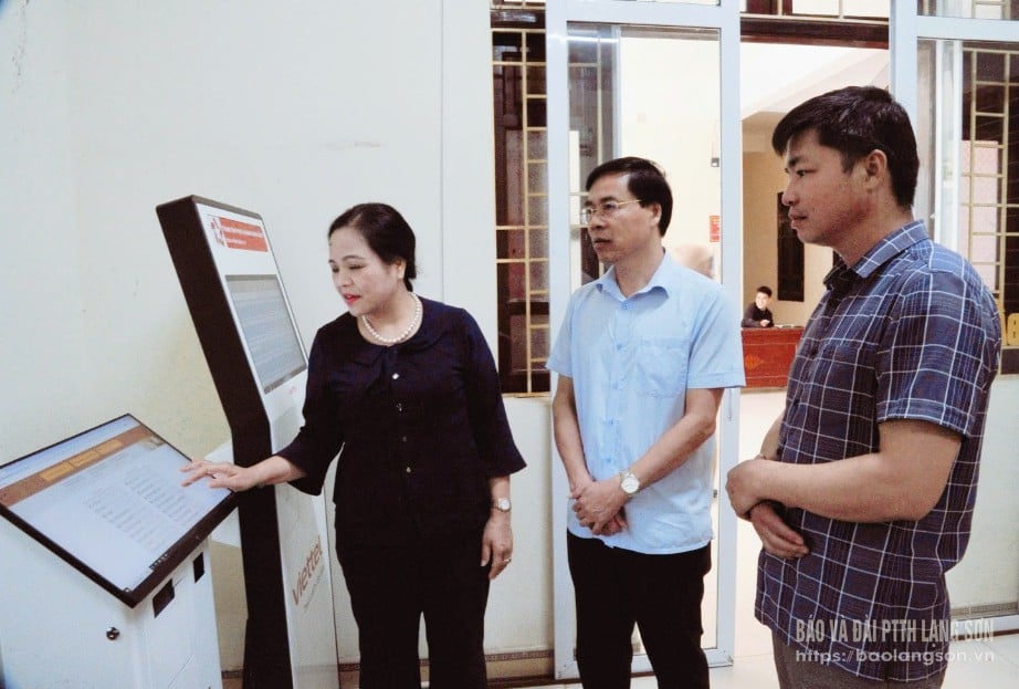 Tổ công tác khảo sát, kiểm tra tại Trung tâm Phục vụ hành chính công xã Đình Lập