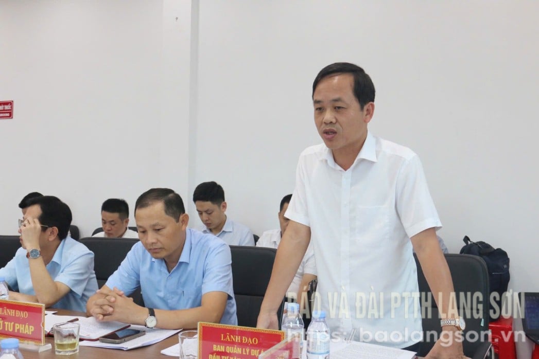 Lãnh đạo Ban Quản lý dự án đầu tư xây dựng tỉnh phát biểu tại buổi làm việc