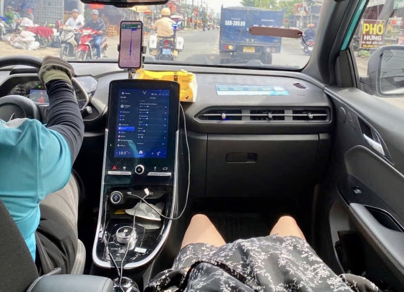 Taxi chở sản phụ vỡ ối sắp sinh được CSGT dẫn đường vào bệnh viện kịp thời -0