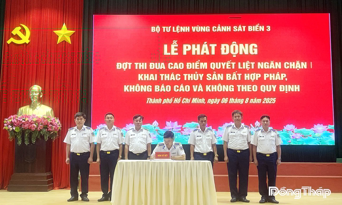 Đại tá Cao Xuân Quận - Phó Chính ủy Vùng Cảnh sát biển 3 ký xác nhận giao ước thi đua của các cơ quan, đơn vị