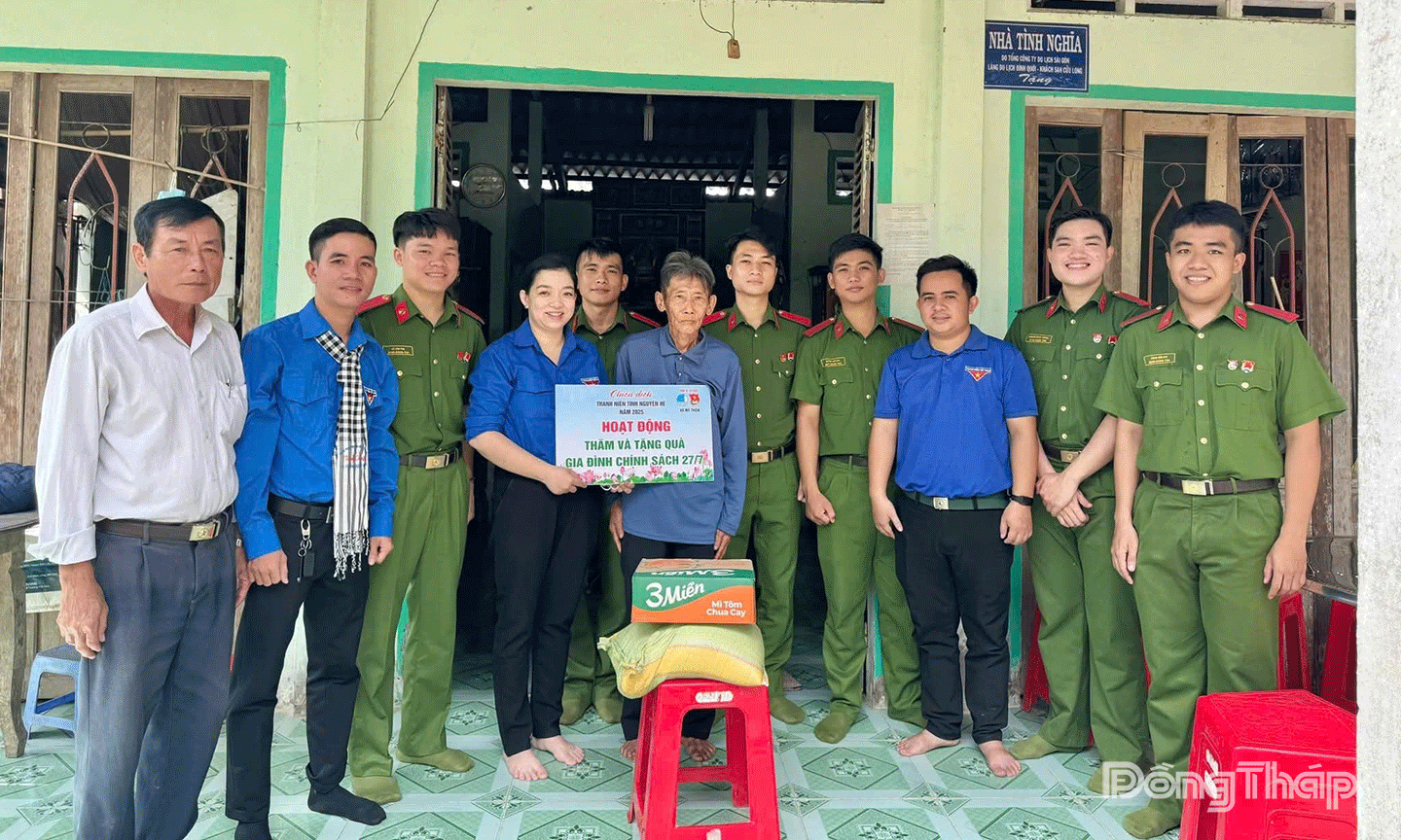 Ban Chấp hành Xã đoàn đã phối hợp cùng lực lượng công an tổ chức thăm hỏi và trao tặng 50 phần quà cho gia đình thương binh, liệt sĩ, người có công với cách mạng trên địa bàn xã.