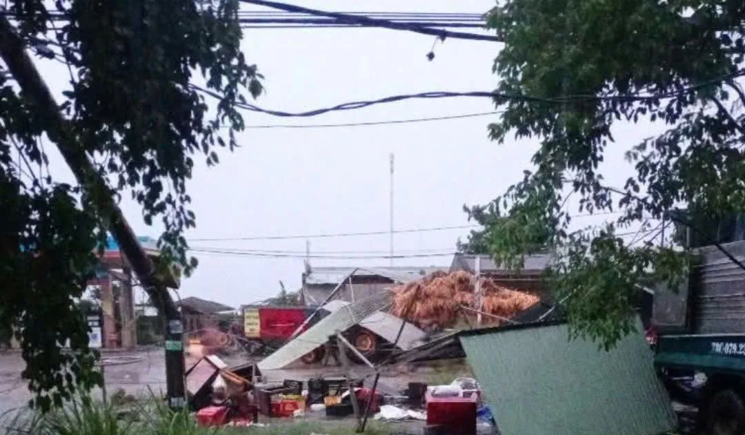 Đắk Lắk: Giông lốc làm tốc mái 4 căn nhà, một người bị thương