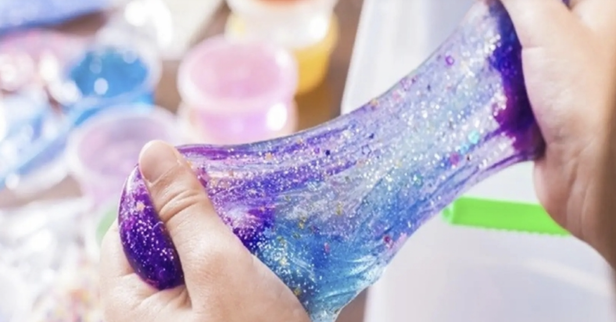 Bé trai 5 tuổi sưng phù mặt, nôn ói sau 30 phút chơi slime - 'chất nhờn ma quái'